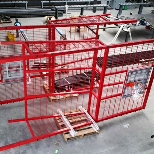 Voetbaldoel met basketbal combi 7 Gecoat in het rood. We hebben deze verzinkt op voorraad dus iedere ral kleur is nog mogelijk.